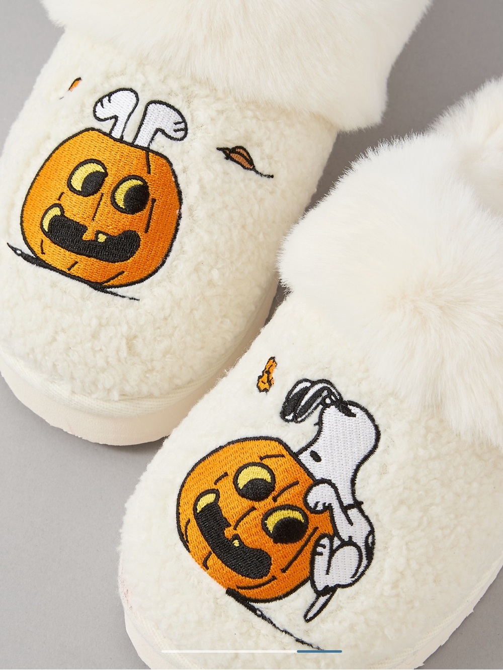 American Eagle Outfitters Ivory Halloween Pumpkin Snoopy Slippers